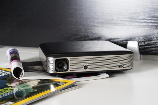 買LED投影還是燈泡投影？家用投影該選誰！